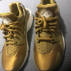 nike huarache gold size 8/7.5